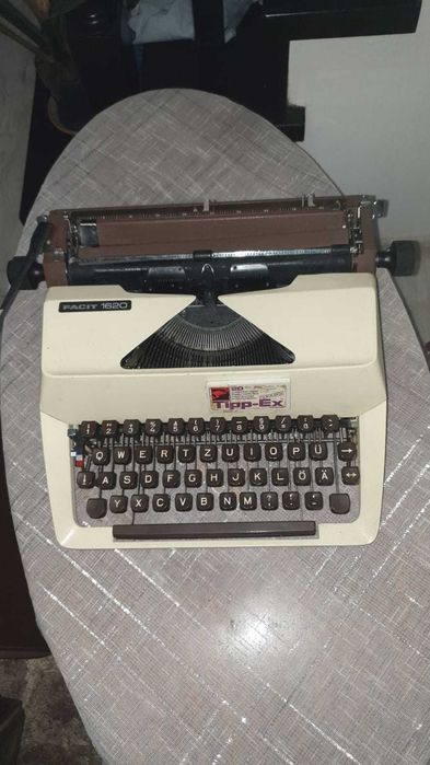 masina de scris cu geanta