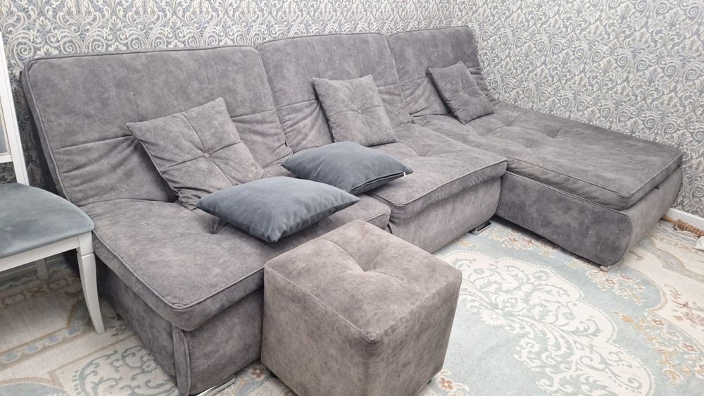 Диван с пуфиком с подушками