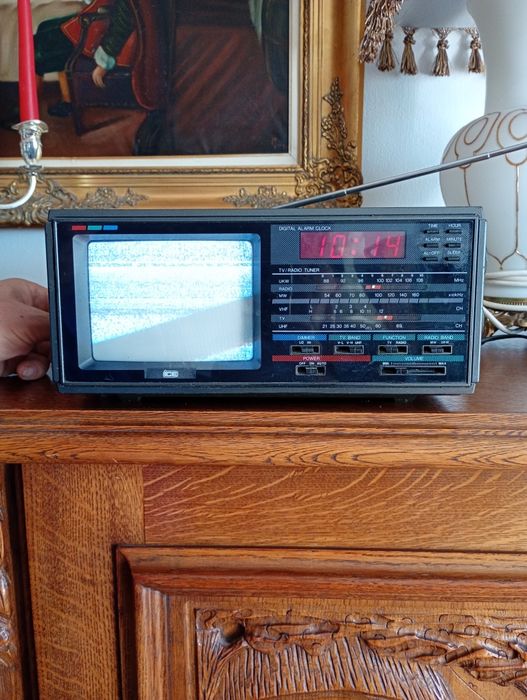 TV portabil cu radio și ceas deșteptător
