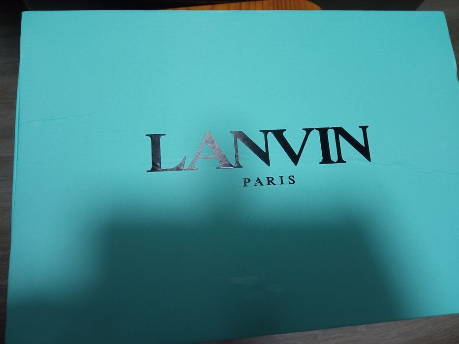 Кроссовки красивые модные.