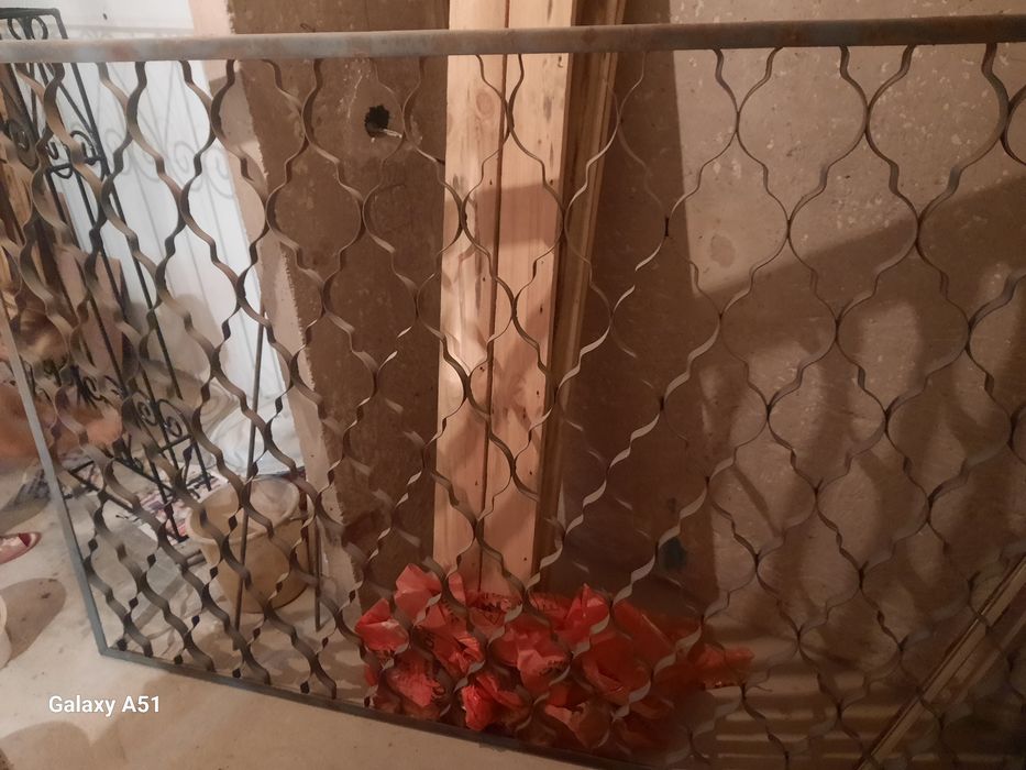 Продам решётку на большое окно.