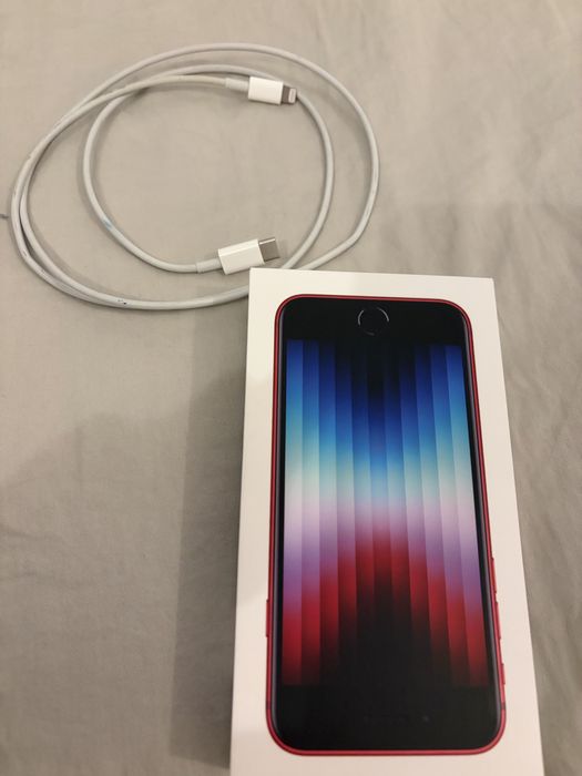 Apple iPhone SE 3 2022 256 GB червен, кутия и кабел