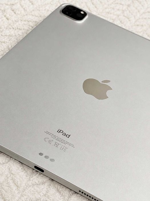 Apple iPad Pro 11” + клавиатура, зарядно и кутия
