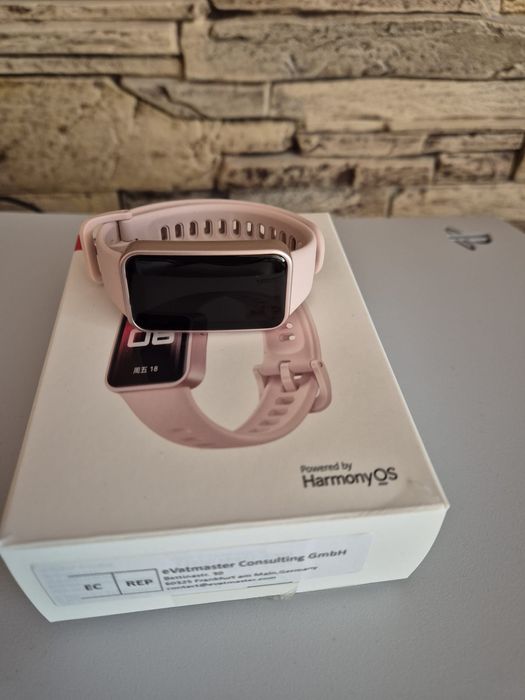 Huawei band 9 почти нова