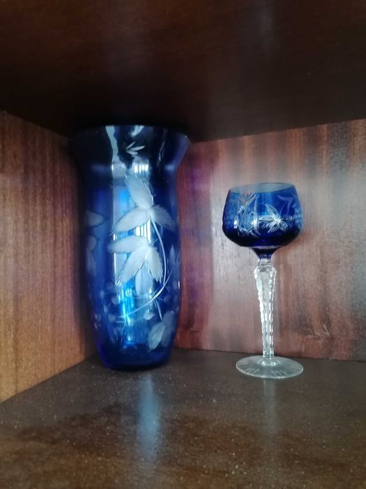Синя кристална ваза и чаша