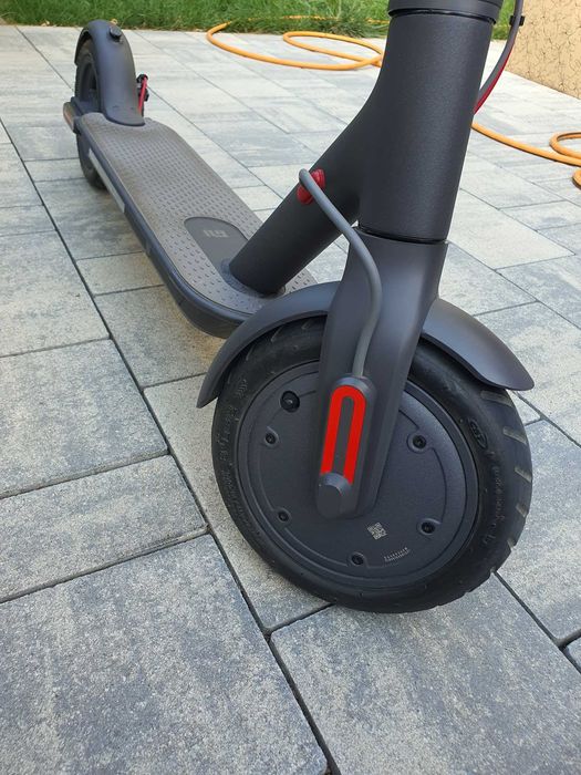 Trotinetă electrică Xiaomi Mijia M365 – stare foarte bună –  2 anvelope rezervă