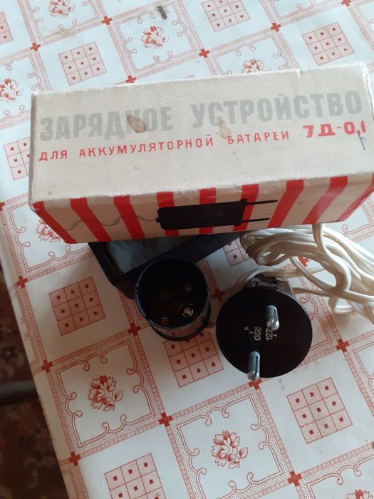 Зарядно устройство за батерии АА и ААА.