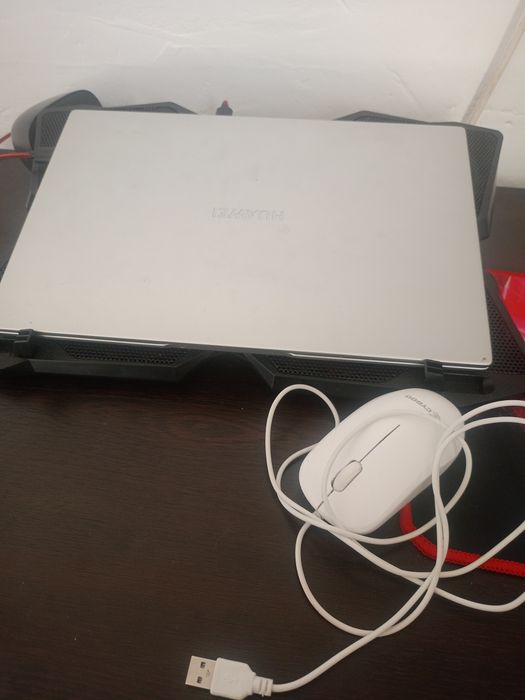 Vând laptop Huawei AMD Ryzen 8 GB RAM 300gb SSD windows 11 home