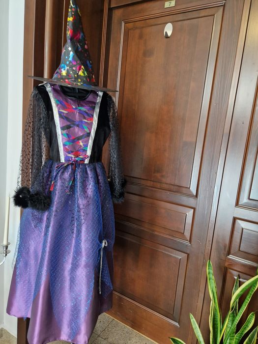 Rochița vrăjitoare drăguță! Este noua, executata din catifea,tafta, tull ! Si accesoriu  pălăria  !