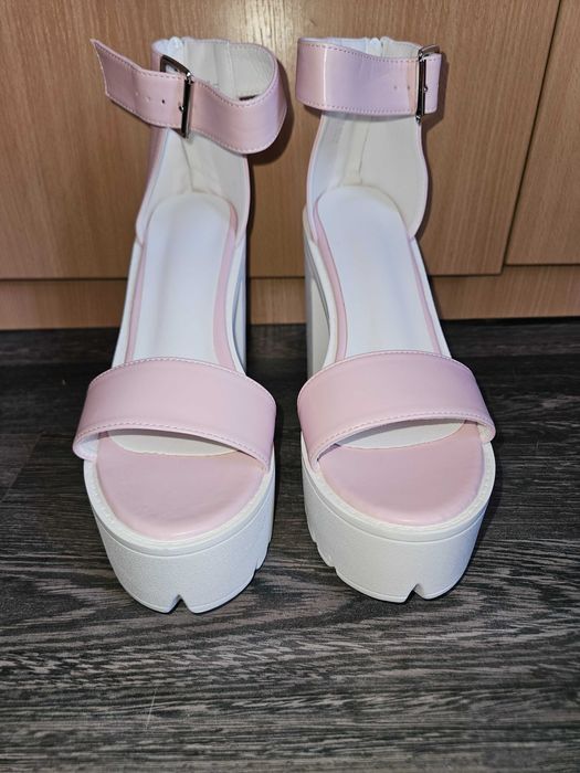 Розови сандали на висок ток