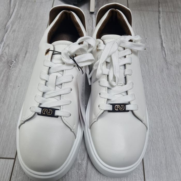 Новый кроссовка.