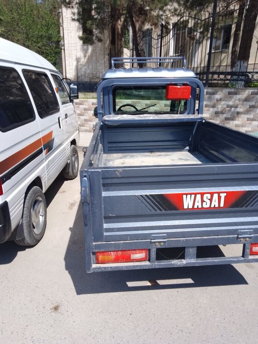 Skuter, gebrit matori, ham zaryadka bilan ham benzin bilan yuradi!