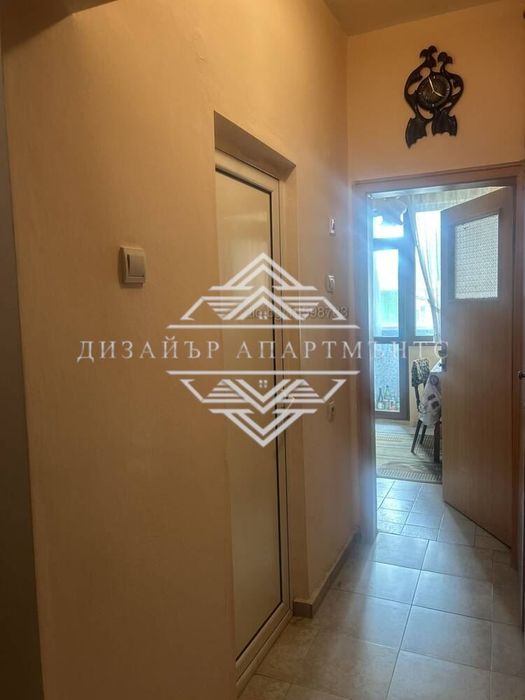 Продава се тристаен тухлен апартамент в идеалния център на гр. Карноб