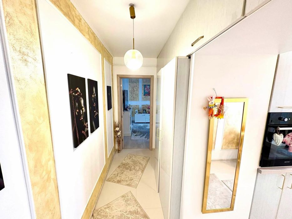 Se oferă spre vânzare un apartament de 2 camere semidecomandat, cu o suprafață utilă de 41,40 mp, plus balcon de 3,01 mp, situat in zona de vest.