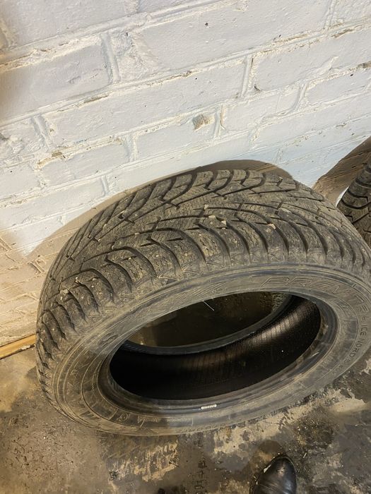 Продам резину зимнию в хорошем состоянии R17………………………………………………………………..