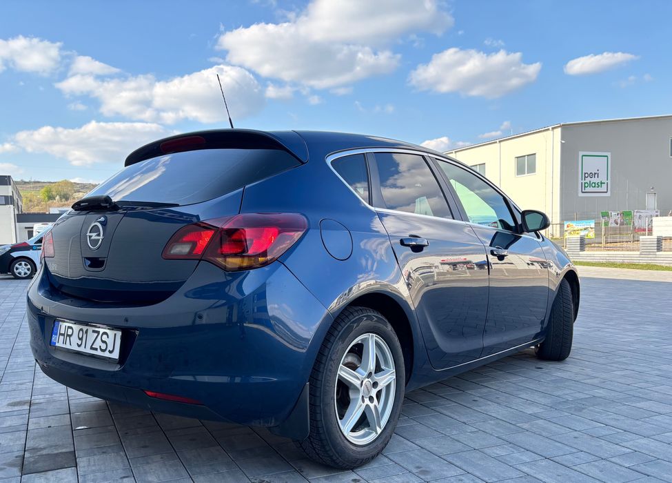 Opel Astra J 1.6 benzin!