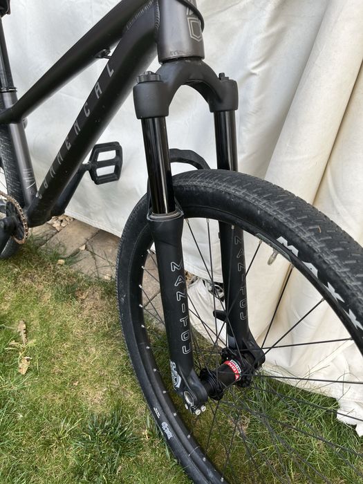 Bicicleta Dirt Jumper Commencal 2023 Marimea M