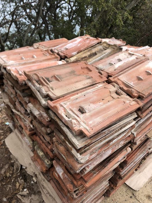 Строителни материали - керемиди, коминни тела, мраморни плочи