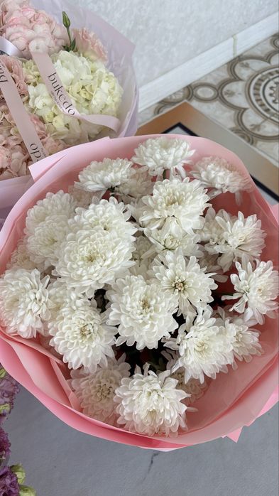 Белые,красивые хризантемы