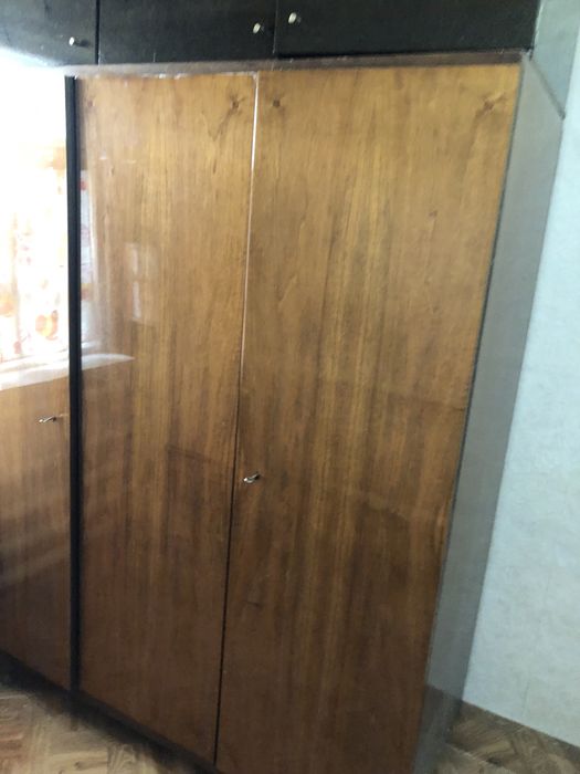 Отдам шкафы и два кресла бесплатно