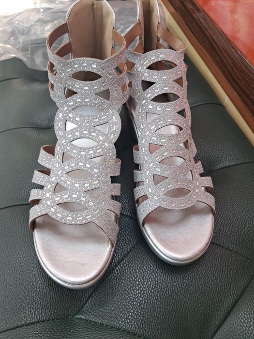 Продам босоножки, новые