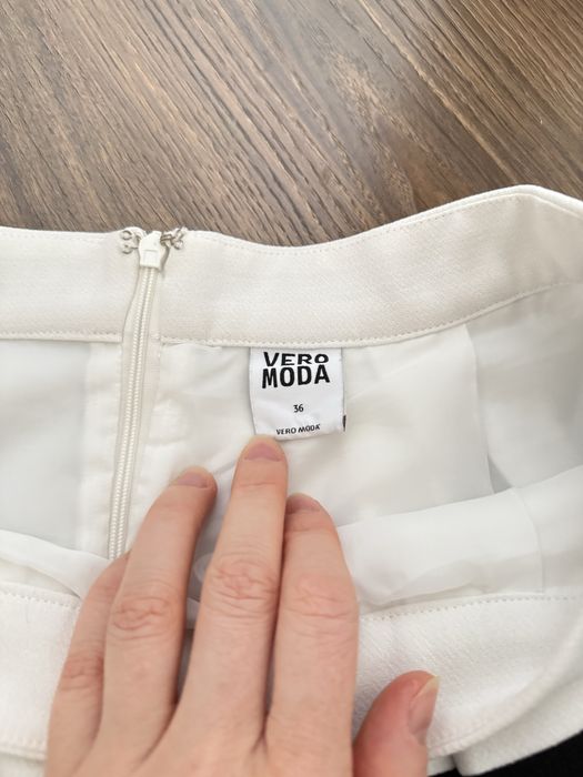 Fusta alb cu negru de la  vero moda
