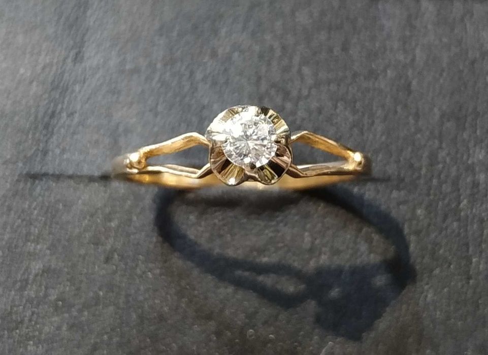 Золотое кольцо с фианитом, 18 размер, 585 проба