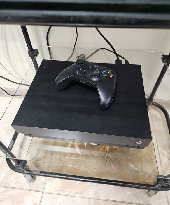 Vând Xbox One X, 1 tera