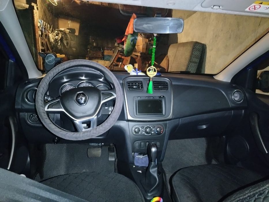 Машина Renault Logan