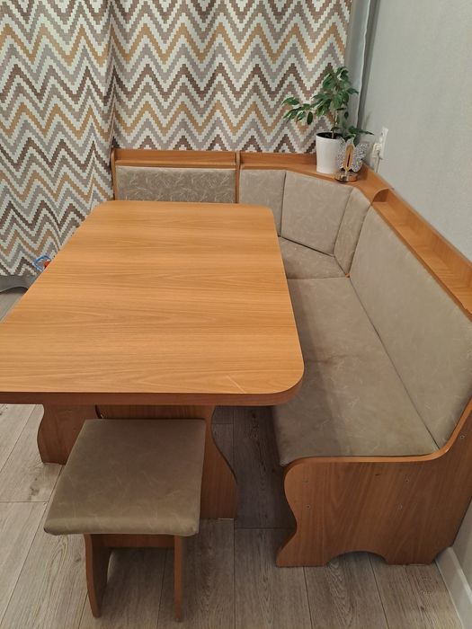 Продам угловой диван на кухню со столом