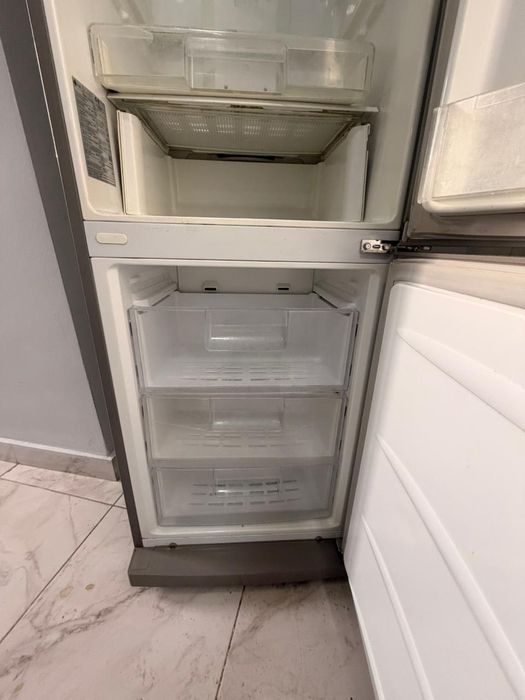 В отличном состоянии холодильник LG серый