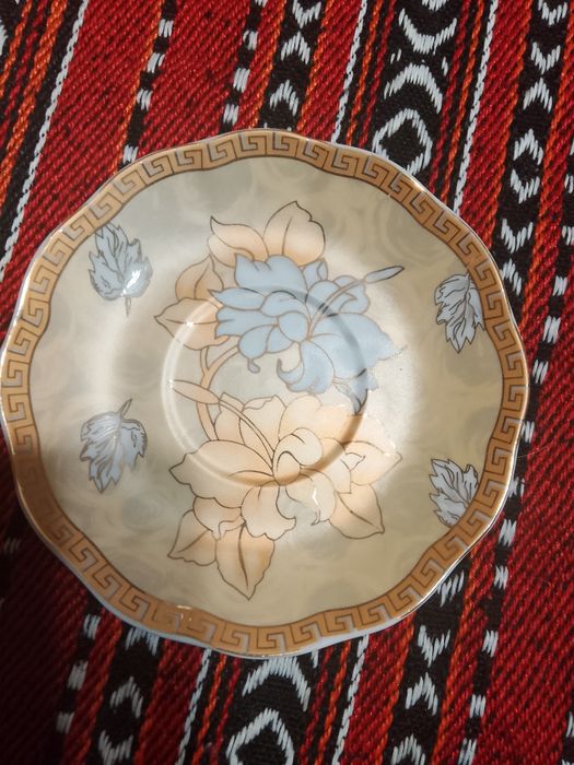 Сервиз за кафе от шест части японски порцелан с 24 каратова позлата.