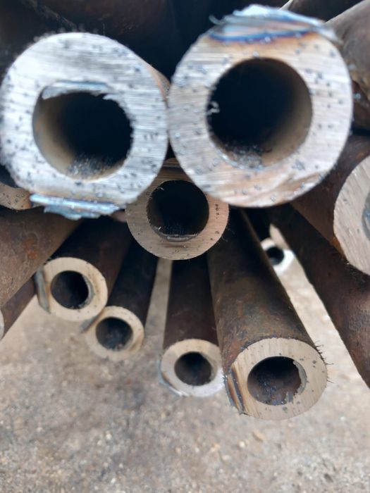 Tevi de fier, de la 1,5 pana la 4,30 lungime, pret 2,5 lei kg