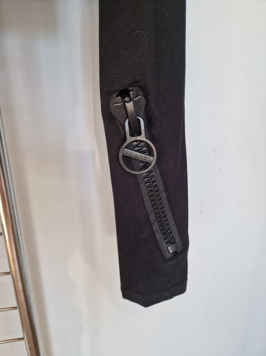 Страхотна дамска блуза DIESEL кропнат
модел,нова сетикет, размер М /L,