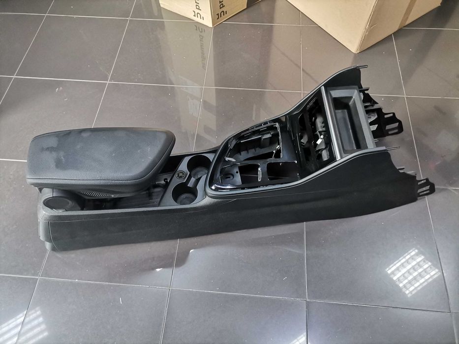 Централна Конзола BMW F45 F46 Комплект Индукционно Зарядно