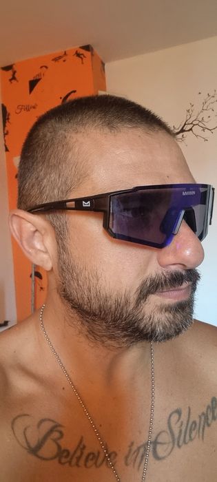 Продавам слънчеви очила