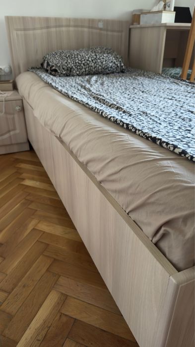 vând pat cu saltea inclusă și birou pentru 2 copii