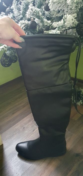 Черни кожени ниски ботуши чизми над коляното