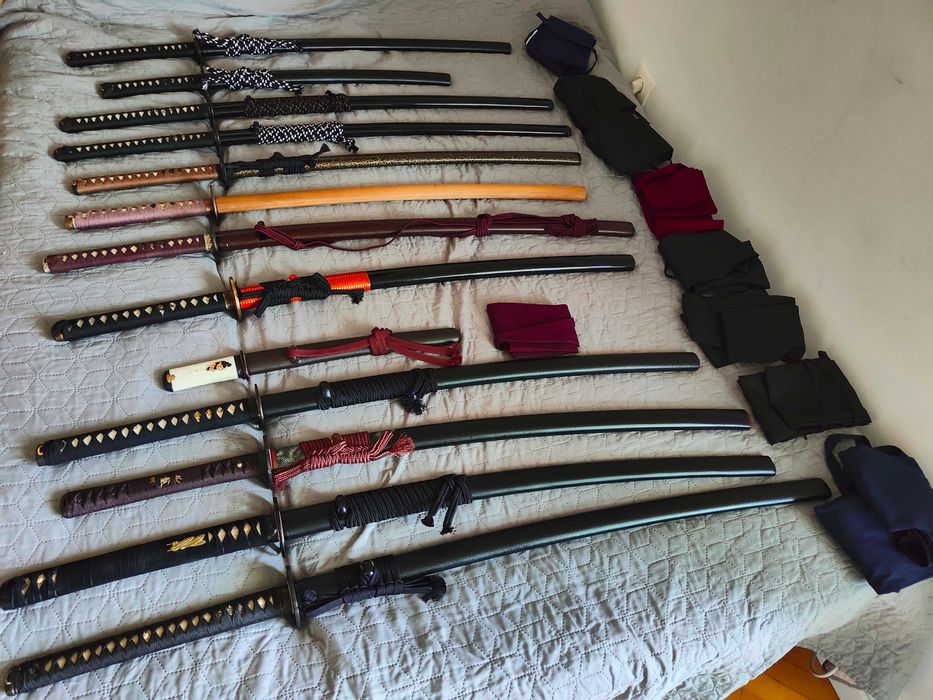Колекция от различни катана, вакизаши и танто