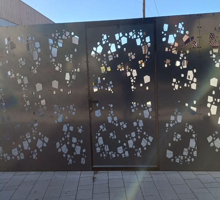 Producție și montaj porți, panouri de gard, coame, capace