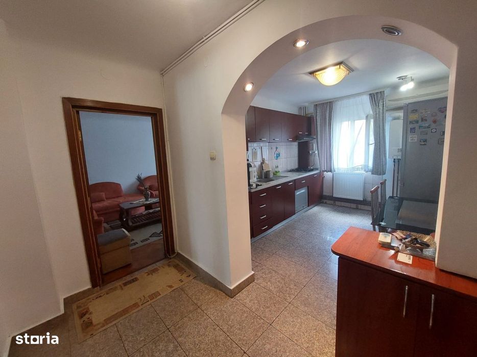 Apartament 3 camere de inchiriat – Decomandat, Etaj 1, Zona Dezrobir