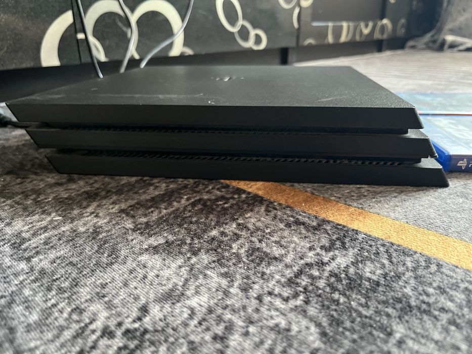 Пс 4 про с 3 дисками 2 джостика