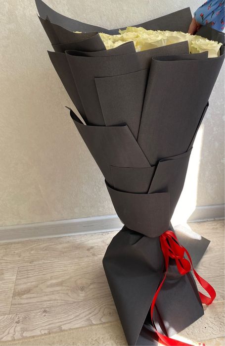 Шикарный букет белых роз