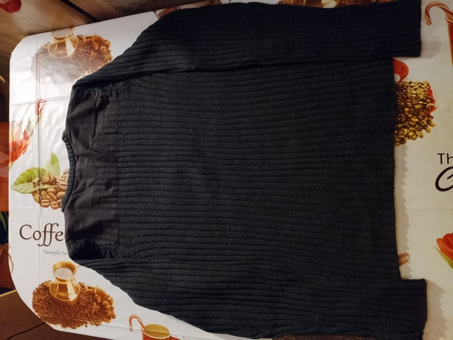Pulover negru în pas cu moda