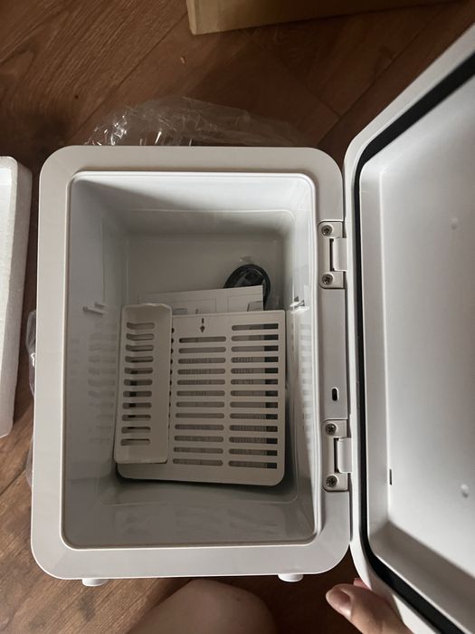 Мини хладилник за козметика 4L