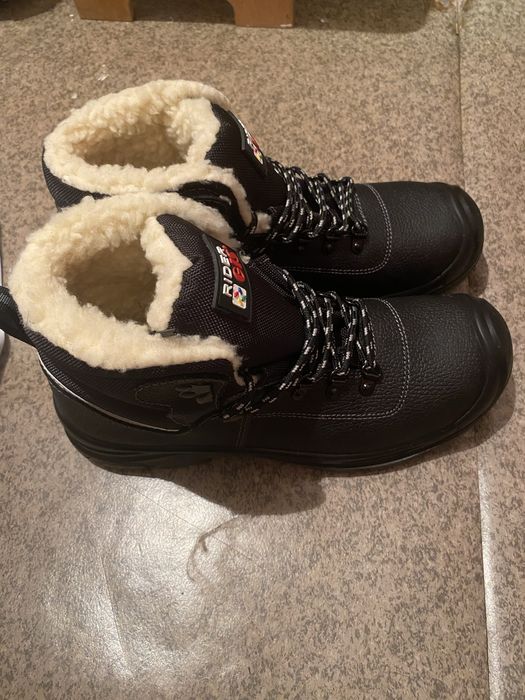 Продам зимние спецботинки новые.