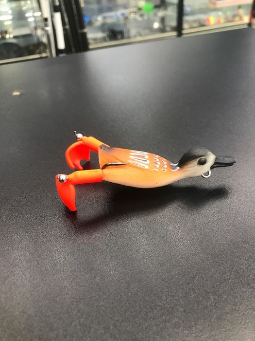 Утка с крутящимися лапками