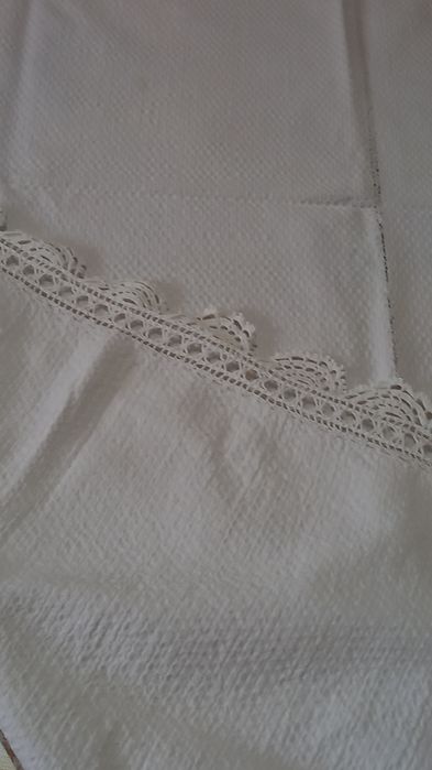 Vand 2 fete de masa albe vechi țesute manual cu broderie,nefolosite