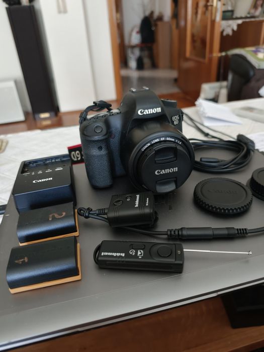 Kit full-frame Canon 6D Mark I si EF 50mm f:1.4 nou, capace si parasolar, telecomanda radio