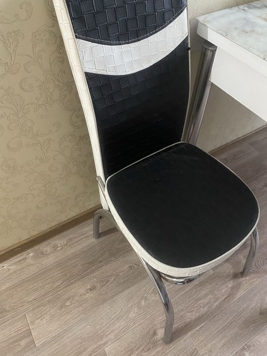 Стол и стулья